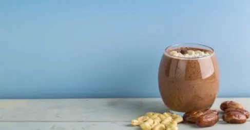 التمر باللبن عند الإفطار.. دفعةُ طاقةٍ ذكيةٍ تضبط السكر وتحمي القلب