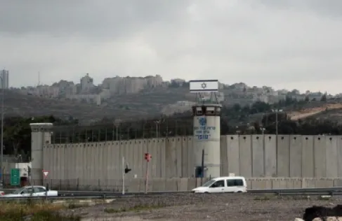 سجن عوفر الإسرائيلي يحرم الأسرى الفلسطينيين من الأذان والصيام