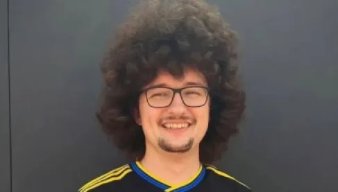 مانشستر سيتي يسخر من مشجع «الشعر الطويل»