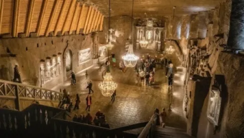 أغرب وجهة سياحية في أوروبا.. مملكة ملحية تحت الأرض تجذب 9 آلاف زائر يومياً