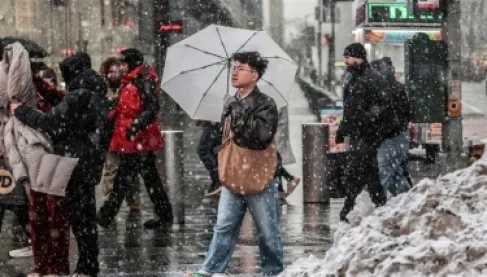 العاصفة الثلجية تُجمد الحياة في أمريكا وتلغي آلاف الرحلات