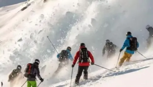 انتشال جثث 9 متزلجين بعد 4 أيام من انهيار جليدي في كاليفورنيا