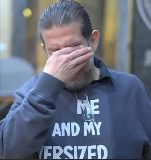 شقيق الممثل الراحل محمد قنوع يغلق مطعمه ويغادر مصر باكيا - فيديو