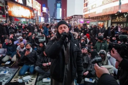 القرآن يصدح في تايمز سكوير.. إفطار جماعي وتراويح تحت المطر بقلب نيويورك