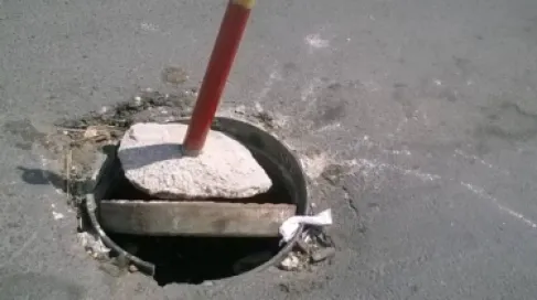 الأردن.. شكاوى من سرقة مناهل على طريق الـ 100