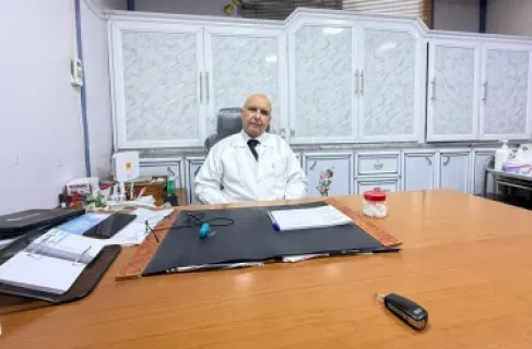 قصة طبيب الفقراء الذي استقبله الملك .. 36 عاما من العلاج الرمزي لمليون مراجع