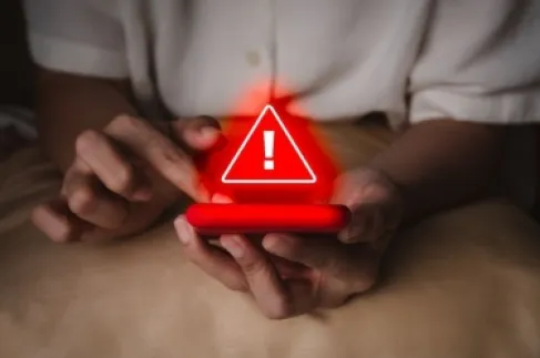 «الرئيس الأمريكي رجل أفعال، انتظروا» .. رسالة مجهولة تهز هواتف الإيرانيين