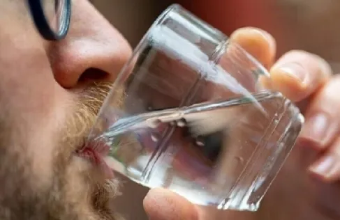 ما تأثير الماء على عمل الدماغ؟