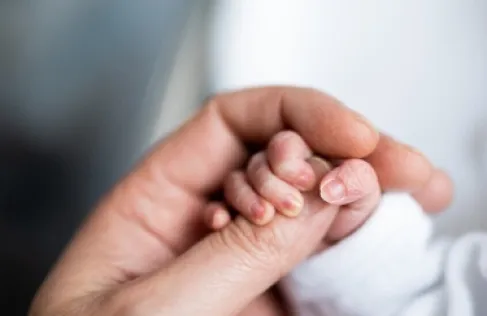 ولادة أول طفل في بريطانيا باستخدام رحم متبرعة متوفاة