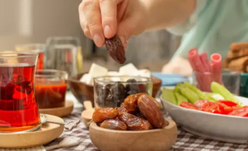 أخطاء شائعة على مائدة الإفطار تُفسد فوائد الصيام