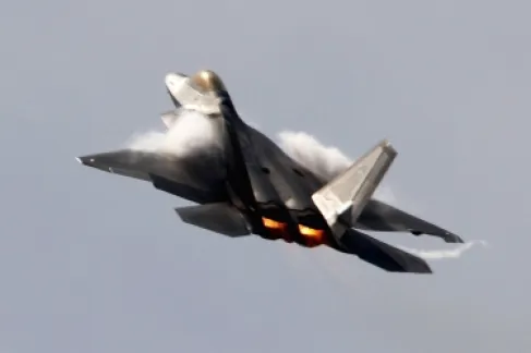 المقاتلة الأكثر فتكًا تحطّ في الشرق الأوسط