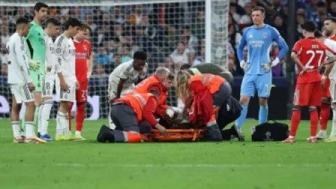 أسينسيو يغادر مباراة بنفيكا بإصابة مرعبة