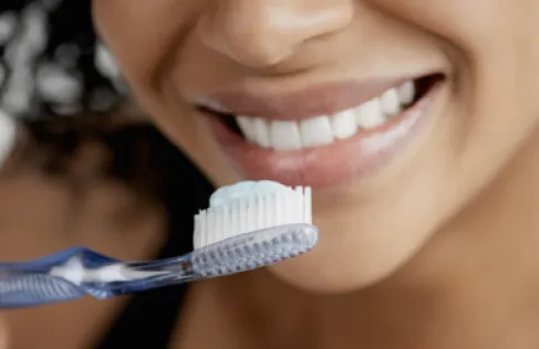 طبيبة أسنان توضح كيف يؤثر تنظيف اللسان على الجسم