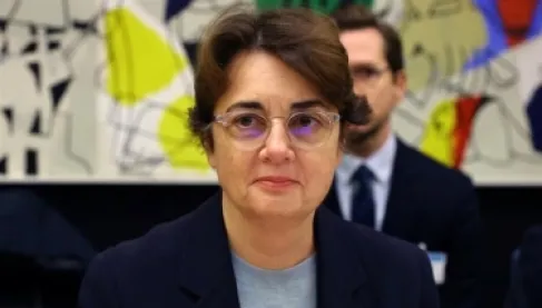 ماكرون يقبل استقالة مديرة متحف اللوفر بعد سرقة القرن