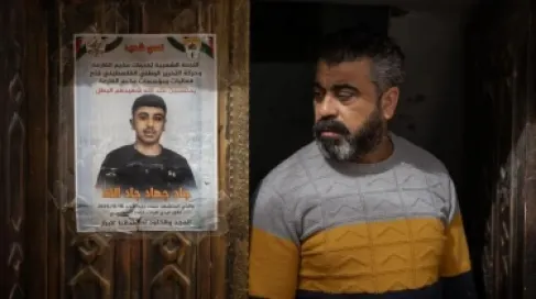 فيديو يُظهر جنود إسرائيليون وهم يطلقون النار على فتى فلسطيني ويتركونه ينزف حتى الموت