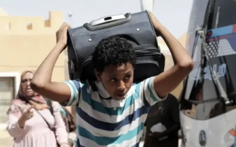 ما الذي يحدث مع اللاجئين السودانيين والسوريين في مصر؟