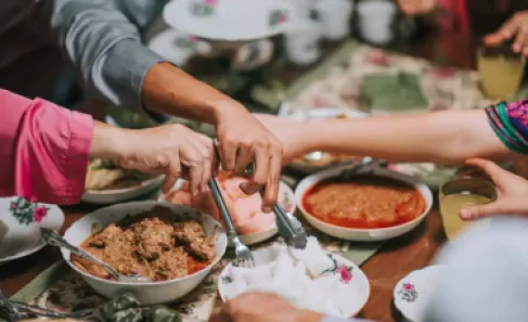 كيف تتجنب الإفراط في تناول الطعام عند الإفطار؟