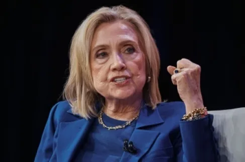 هيلاري كلينتون: تنفي علاقتها بإبستين وتطالب بمثول ترمب أمام الكونغرس