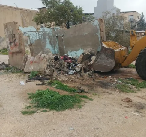 بلدية إربد تزيل بناء مهجورًا