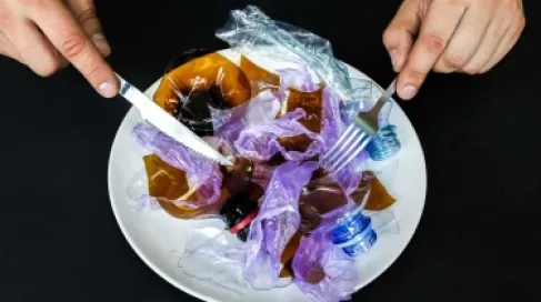 أكل البلاستيك.. ما مخاطر صيحة التنحيف الجديدة بين المراهقين؟