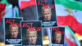 لافتات كُتب عليها 