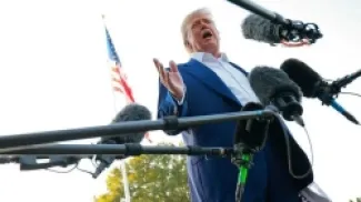 الرئيس الأمريكي دونالد ترامب يتحدث إلى الصحفيين قبل صعوده على متن المروحية الرئاسية