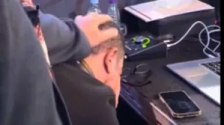 لحظة بكاء مهندس الصوت في حفل راشد الماجد