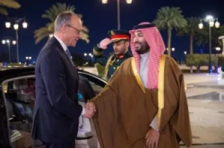 ولي العهد السعودي (يمين) في استقبال المستشار الألماني في الرياض