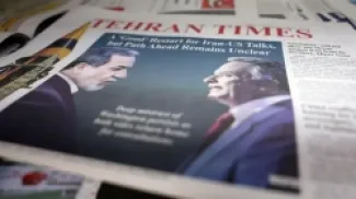 نسخة من صحيفة طهران تايمز الإيرانية تحمل صورة وزير الخارجية الإيراني عباس عراقجي والمبعوث الأمريكي الخاص ستيف ويتكوف