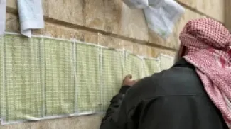 إبراهيم الخليل يبحث عن اسم اخيه المفقود ضمن قوائم اسماء المعتقلين والمساجين أمام قصر العدل في الرقة