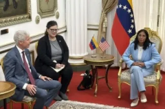 رودريغيز (يمين) خلال لقائها وزير الطاقة الأمريكي كريس رايت في كاراكاس