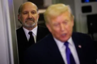 خلف الرئيس دونالد ترمب على متن الطائرة الرئاسية