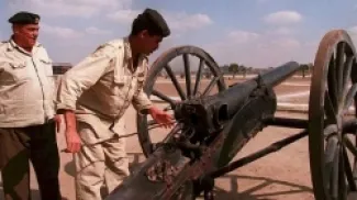 صورة تعود لعام 1995 لإعداد مدفع الحاجة فاطمة في القاهرة للإطلاق خلال شهر رمضان