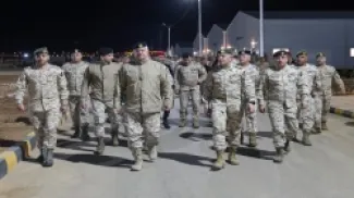 الحنيطي يتفقد مشاريع إنشائية في لواء الأمير الحسن بن طلال المدرع/60 ويشارك مرتبات مجموعة الأنظمة المسيرة وجبة الإفطار. (القوات المسلحة)