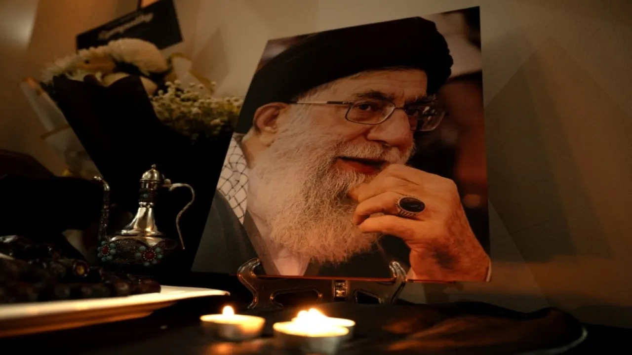 الإيرانيون يلقون نظرة الوداع على خامنئي لثلاثة أيام 