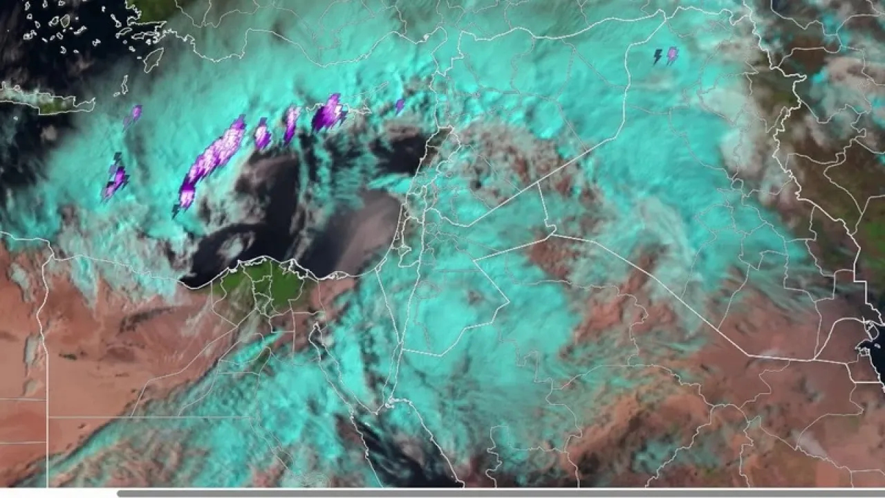 تعمق منخفض جوي شبه خماسيني فوق البحر .. كيف سؤثر على المنطقة؟ 