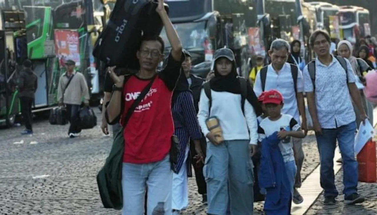 140 مليون مسافر من دولة واحدة في عيد الفطر.. ضغط على هائل على الوقود 