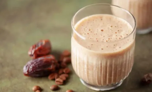 التمر باللبن عند الإفطار.. دفعةُ طاقةٍ ذكيةٍ تضبط السكر وتحمي القلب