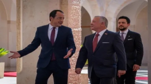 الملك يبحث مستجدات المنطقة مع الرئيس القبرصي هاتفيا