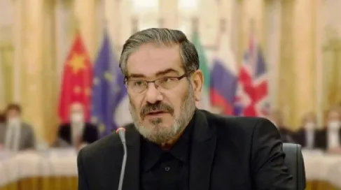 ما زلت حياً.. تدوينة لعلي شمخاني تفجر الجدل