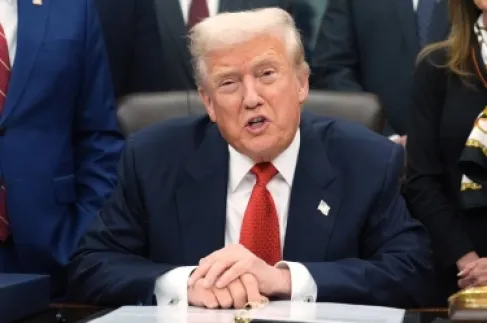 ترمب يصرح بشرطه لتعليق الضربات على إيران