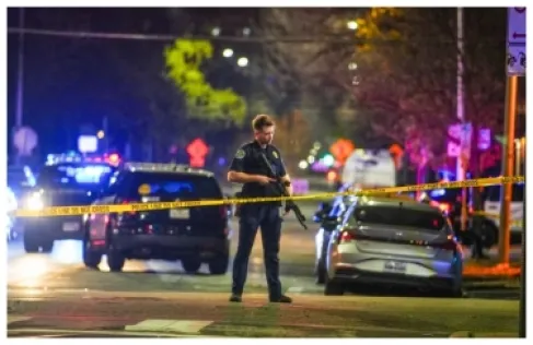 مسلح بقميص علم إيران يقتل شخصين ويصيب 14 في تكساس