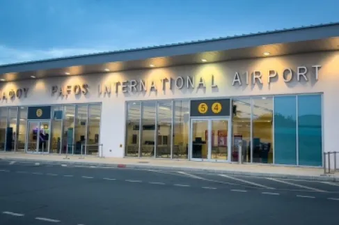 قبرص ترفع التأهب وتخلي مطار بافوس