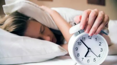 لماذا نستيقظ أحيانًا قبل المنبه بدقائق؟