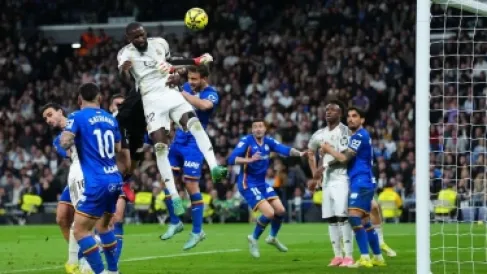 الريال يسقط على ارضه على يد جاره