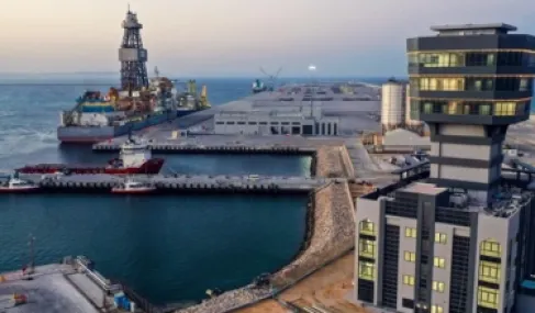 عُمان: مسيرات تستهدف أحد خزانات الوقود بميناء الدقم