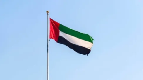 السيطرة على حريق في منطقة صناعية بالفجيرة الإماراتية إثر شظايا اعتراض مسيّرة