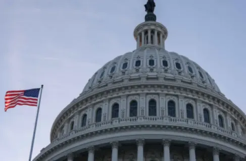 ما هو (قانون صلاحيات الحرب)  وهل يستطيع الكونغرس فعلاً تقييد ضربات ترامب ضد إيران؟