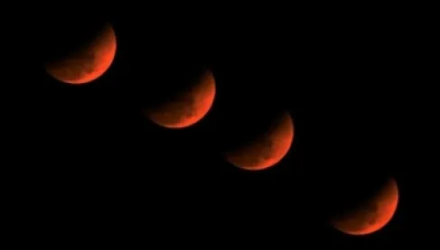 استمر 5 ساعات.. القمر الدموي يبهر الملايين حول العالم في آخر ظهور له
