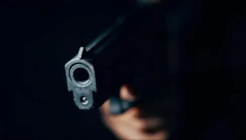 بعد ولادتها مباشرة.. أميركي يطلق النار على زوجته ثم ينتحر